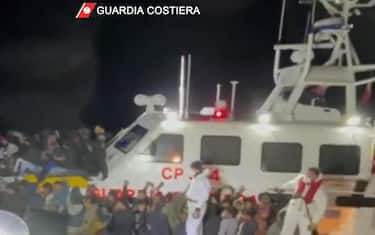 (FRAME DA VIDEO) L'intervento, svoltosi questa notte, delle motovedette Sar Cp 324 e Cp 303 della Guardia Costiera per prestare soccorso ad un peschereccio, con numerosi migranti a bordo, in pericolo a circa 15 miglia a sud di Lampedusa, in area SAR di responsabilitÃ  italiana, 03 marzo 2023. Le due motovedette, dopo aver raggiunto il peschereccio, hanno iniziato le operazioni di soccorso che sono risultate particolarmente complesse per le condizioni meteo-marine avverse, il numero elevato di persone a bordo e le condizioni precarie dell'imbarcazione alla deriva, che iniziava ad imbarcare acqua. 211 i migranti tratti in salvo.
ANSA/ GUARDIA COSTIERA
+++ ANSA PROVIDES ACCESS TO THIS HANDOUT PHOTO TO BE USED SOLELY TO ILLUSTRATE NEWS REPORTING OR COMMENTARY ON THE FACTS OR EVENTS DEPICTED IN THIS IMAGE; NO ARCHIVING; NO LICENSING +++ NPK +++