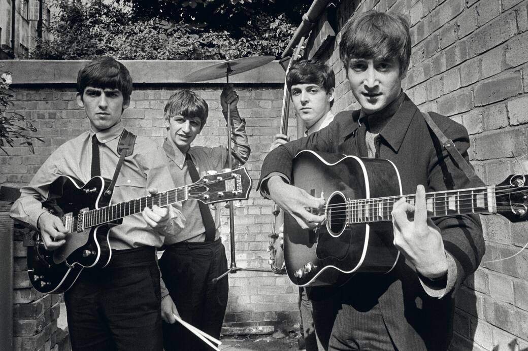 The_Beatles_in_the_backyard_of_Abbey_Road_Studios_©_Terry_O_Neill_-_Iconic_Images.jpg