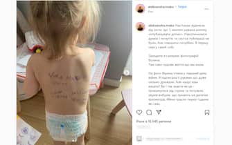 Bambini Ucraina scritte schiena