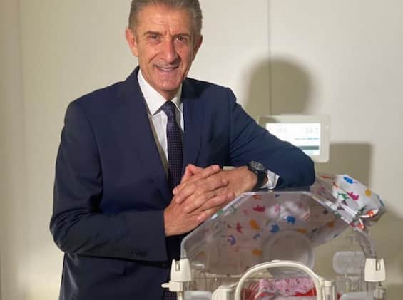 Bambino abbandonato a Milano, polemica per l'appello di Ezio Greggio ...