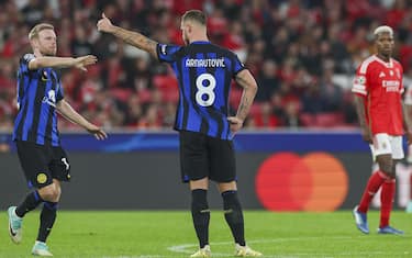 epa11002404 Inter Milan's Marko Arnautovic (C) celebrates after scoring the 3-1 goal during the UEFA Champions League group stage soccer match between SL Benfica and Inter Milan in Lisbon, Portugal, 29 November 2023.  EPA/TIAGO PETINGA