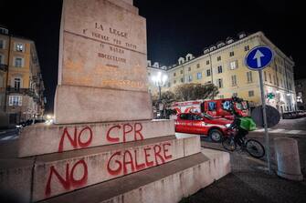 Grossi petardi e bombe carta sono stati lanciati dal corteo di anarchici in corso a Torino, 04 marzo 2023. Atti vandalici contro numerosi e edifici e negozi, chiusi per indicazione delle forze dell'ordine. Distrutto il lunotto di un'auto con un tombino in ghisa divelto.
ANSA/TINO ROMANO