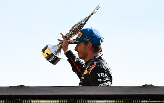 https://static.sky.it/editorialimages/2a4d1a070be5bd933204fc398bbedd516949f7ae/skysport/it/motori/formula-1/video/2025/09/07/f1-gp-monza-capelli-commento-video-1034372/f1_ipa_verstappen_monza.jpg?im=Resize,width=565