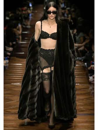12_balenciaga-sfilata-paris-fashion-week-getty - 1