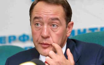 epa05607328 (FILE) A file photograph showing Russian Press Minister Mikhail Lesin, a former adviser to Russian President Vladimir Putin, giving a press conference at the Interfax news agency, in Moscow, Russia, 22 January 2002. US Attorney for District of Columbia reports on 28 October 2016 that the death of Mikhail Lesin, was an accident after he was found in Washington DC in November 2015.  EPA/SERGEI ILNTSKY