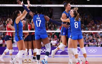 PARIS, FRANCE - AUGUST 11: Team Italy celebrate during the Women's Gold Medal match between Team United States and Team Italy on day sixteen of the Olympic Games Paris 2024 at Paris Arena on August 11, 2024 in Paris, France. (Photo by Ezra Shaw/Getty Images)