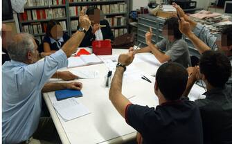 condomini votano in assemblea condominio