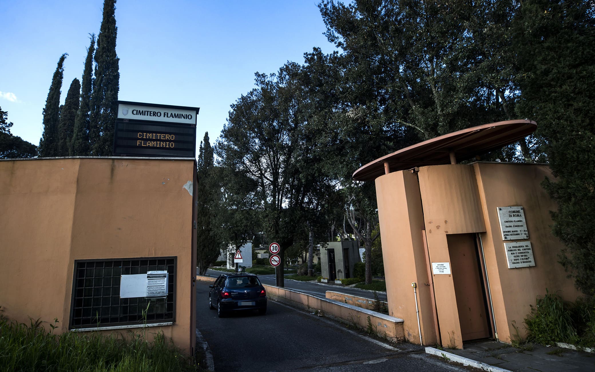 Il Cimitero Flaminio a Prima Porta,  Roma, 23 aprile 2021. ANSA/ANGELO CARCONI