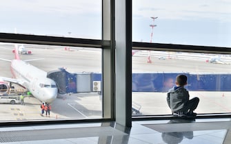 Bambino in aeroporto