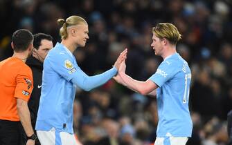 epa11116770 Manchester City's Erling Haaland (L) enters the pitch replacing Manchester City's Kevin De Bruyne (R) during the English Premier League soccer match between Manchester City and Burnley FC, in Manchester, Britain, 31 January 2024.  EPA/PETER POWELL EDITORIAL USE ONLY. No use with unauthorized audio, video, data, fixture lists, club/league logos, 'live' services or NFTs. Online in-match use limited to 120 images, no video emulation. No use in betting, games or single club/league/player publications.