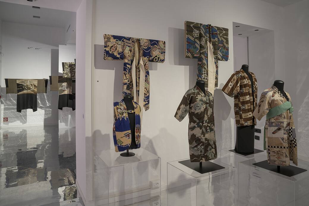 Vista dell’allestimento della mostra Haori. Gli abiti maschili del primo Novecento narrano il Giappone. Ph Studio Gonella