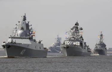 epa06900167 Russian Navy ships in the Gulf of Finland, 20 July 2018 during a preparation before the Russia Navy Day parade in Kronstadt. Traditionally the Russia Navy Day is celebrated on the last Sunday in July.  EPA/ANATOLY MALTSEV