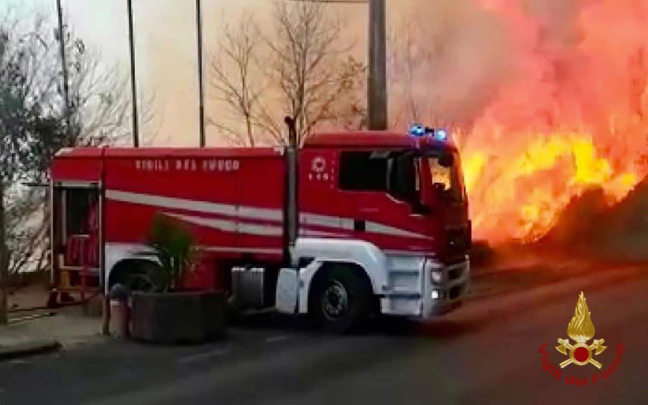 Catania brucia per il caldo e il soffocante vento africano e per le fiamme che alimentano diversi incendi. La zona maggiormente colpita è quella nel rione Fossa Creta dove diverse famiglie sono state costrette a lasciare le loro case. Nella zona si alza un'intesa nube di fumo. Chiuso al traffico l'asse dei servizi e bloccato l'accesso anche ad alcune strade.
VIGILI DEL FUOCO 
+++ ATTENZIONE LA FOTO NON PUO’ ESSERE PUBBLICATA O RIPRODOTTA SENZA L’AUTORIZZAZIONE DELLA FONTE DI ORIGINE CUI SI RINVIA +++ ++ HO - NO SALES, EDITORIAL USE ONLY ++