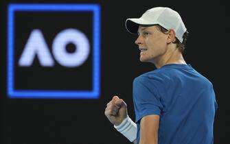 epa10422496 Jannik Sinner of Italy reacts during his 4th round match against Stefanos Tsitsipas of Greece at the 2023 Australian Open tennis tournament in Melbourne, Australia, 22 January 2023  EPA/FAZRY ISMAIL