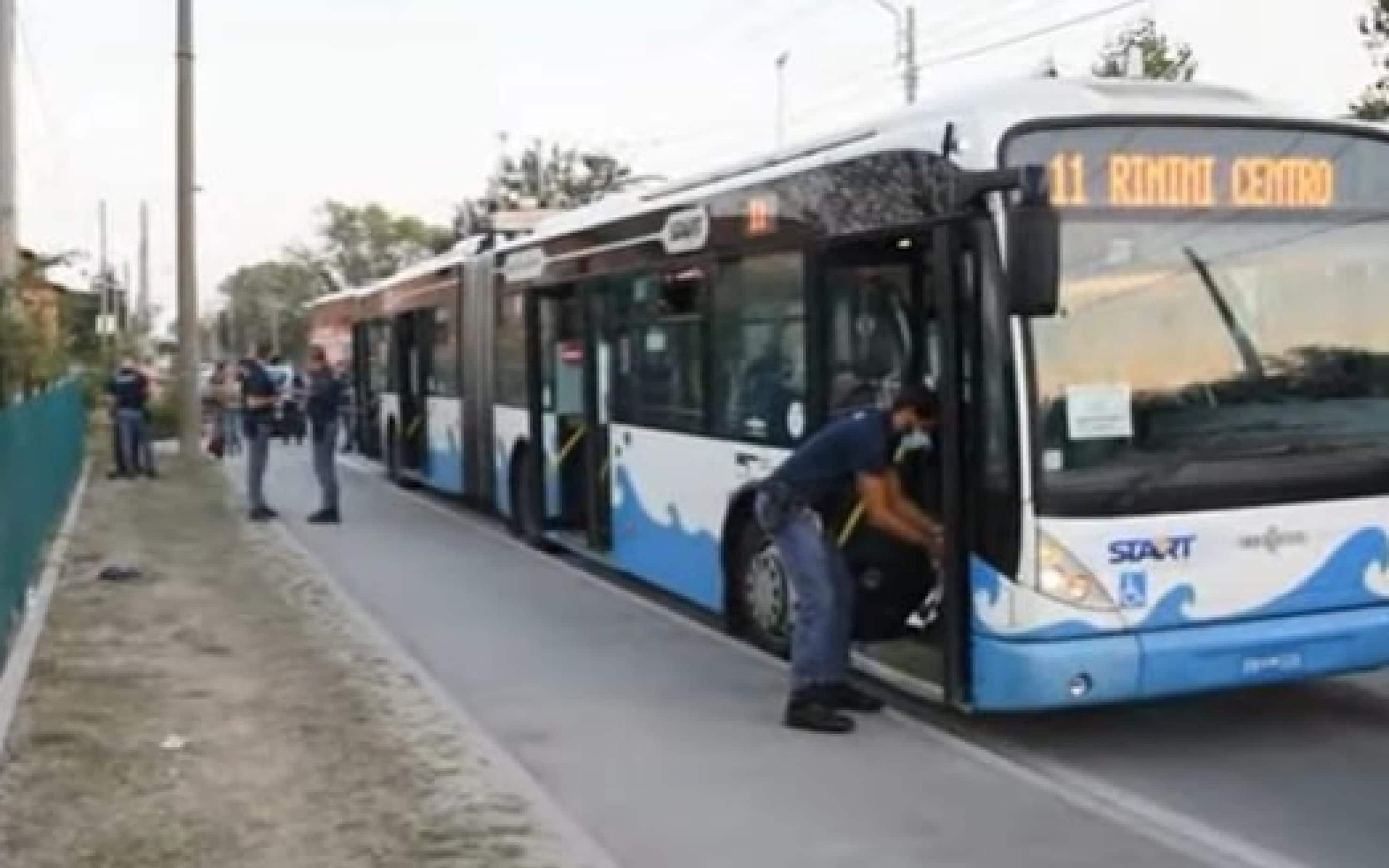 L'autobus dove è avvenuto l'accoltellamento