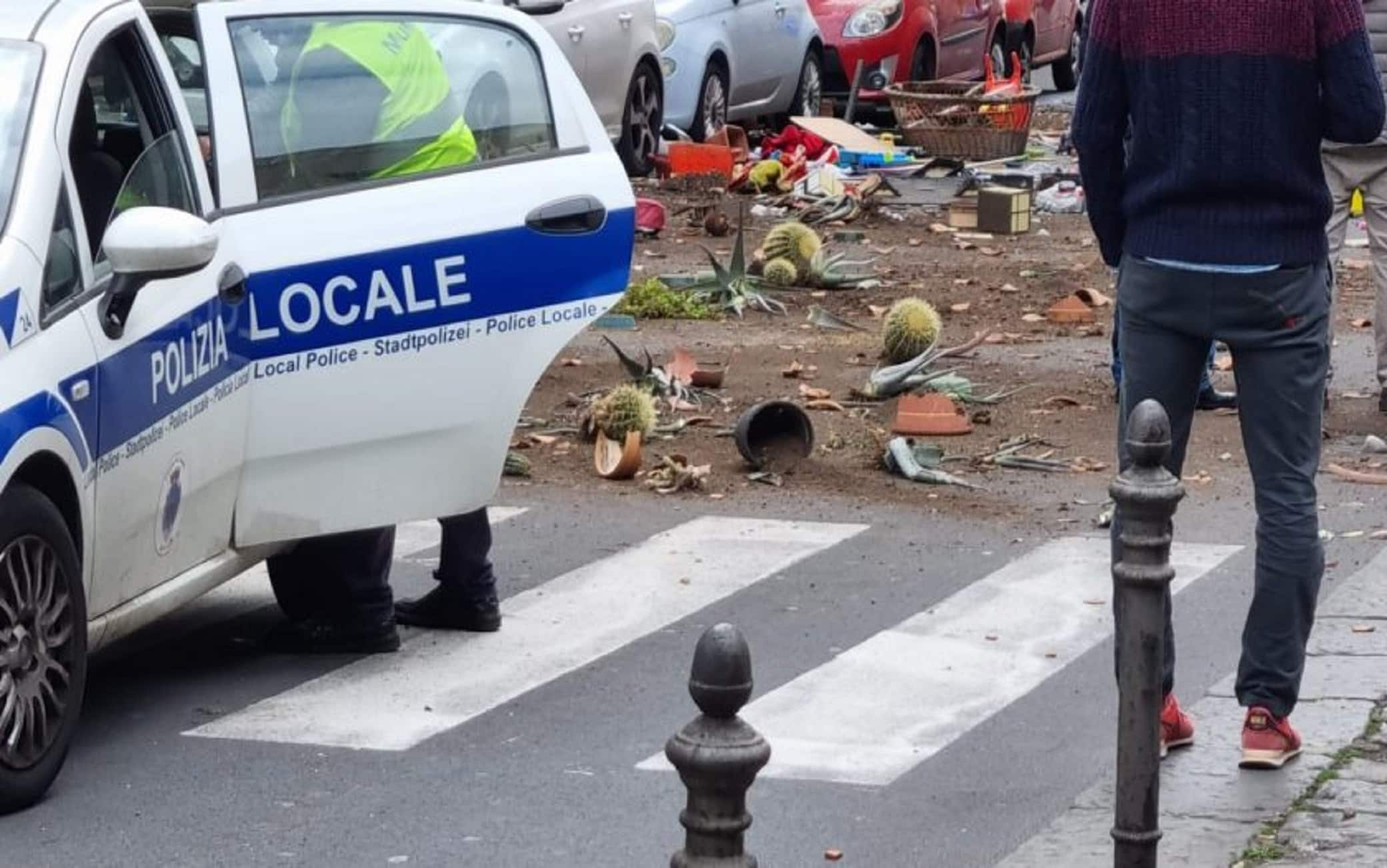 Catania, donna nuda lancia oggetti dal balcone in via Etnea | Sky TG24