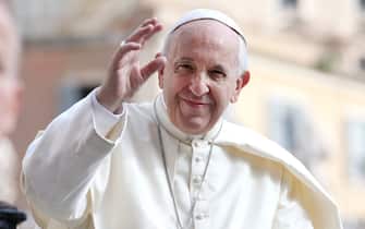 VATICAN CITY, VATICAN - JUNE 13:  Pope Francis waves to the pilgrims gathered in St. Peter's Square for the general audience on June 13, 2018 in Vatican City, Vatican. Pope Francis looked ahead to a month of top class football during his General Audience expressing his hope the FIFA World Cup Russia will favour solidarity and peace among nations.  (Photo by Franco Origlia/Getty Images)