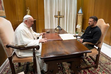 epa10625317 A handout picture provided by the Vatican Media shows Pope Francis (L) and Ukraine's President Volodymyr Zelensky (R) during their meeting at the Vatican, 13 May 2023. It is the first time Zelensky visits Italy since the start of the Russian invasion of Ukraine in February 2022.  EPA/VATICAN MEDIA HANDOUT  HANDOUT EDITORIAL USE ONLY/NO SALES