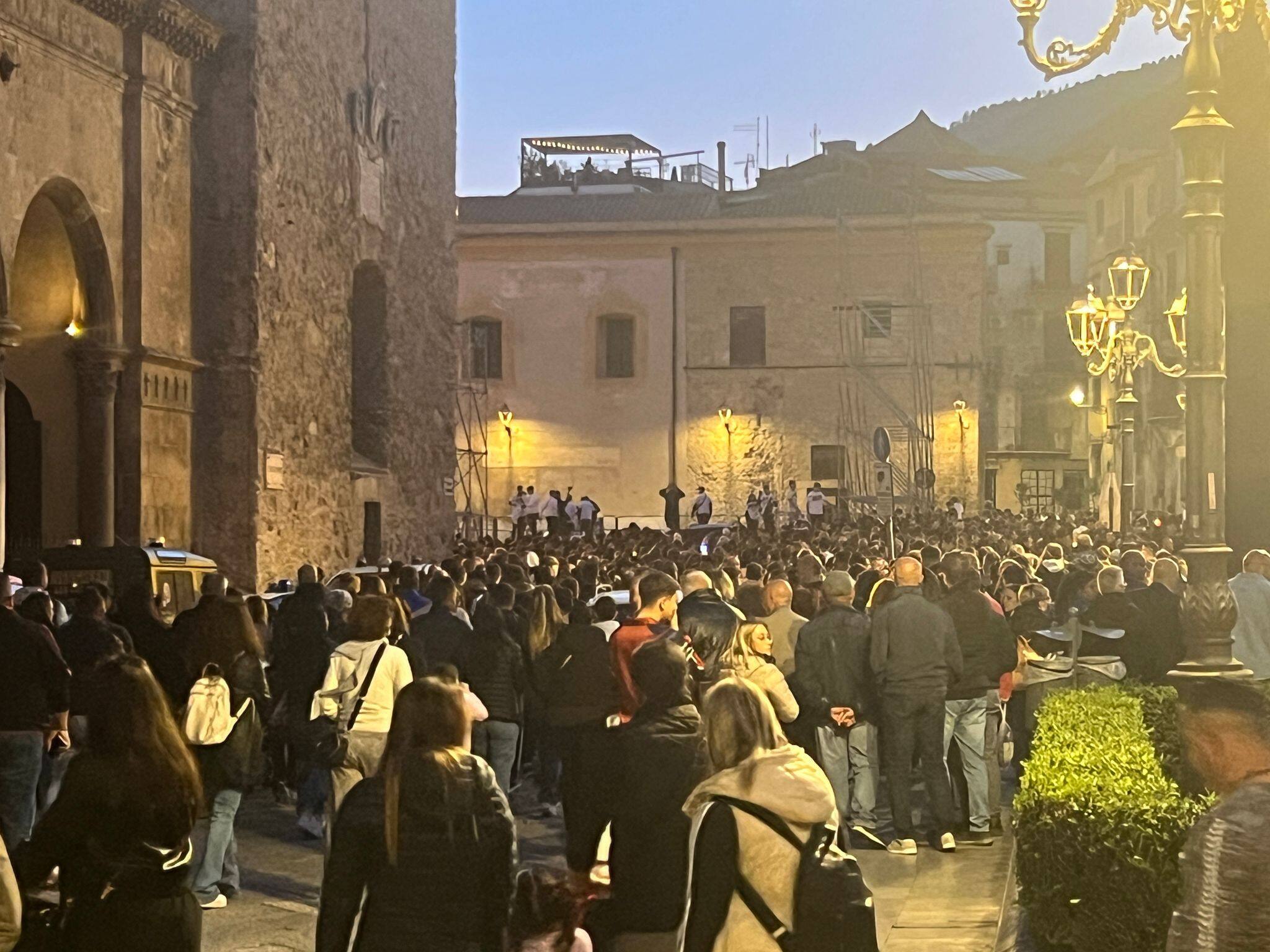 Il momento di raccoglimento per le vittime
