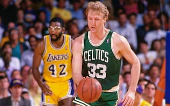 INGLEWOOD, CA - 1986: Larry Bird #33 of the Boston Celtics handles the ball against the Los Angeles Lakers during a game played circa 1986 at the Great Western Forum in Inglewod, California. NOTE TO USER: User expressly acknowledges and agrees that, by downloading and or using this photograph, User is consenting to the terms and conditions of the Getty Images License Agreement. Mandatory Copyright Notice: Copyright 1986 NBAE (Photo by Andrew D. Bernstein/NBAE via Getty Images)