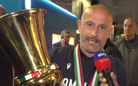 https://static.sky.it/editorialimages/2af6a23564eea398e0be940eeb318a77b3830bc6/skysport/it/calcio/coppa-italia/video/2025/05/15/bologna-coppa-italia-italiano-intervista-video/italiano_coppa_italia_intervista_sky.jpg?im=Resize,width=565