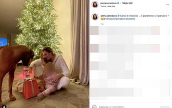alena seredova insieme a Charlotte Vivienne e al cane sprint