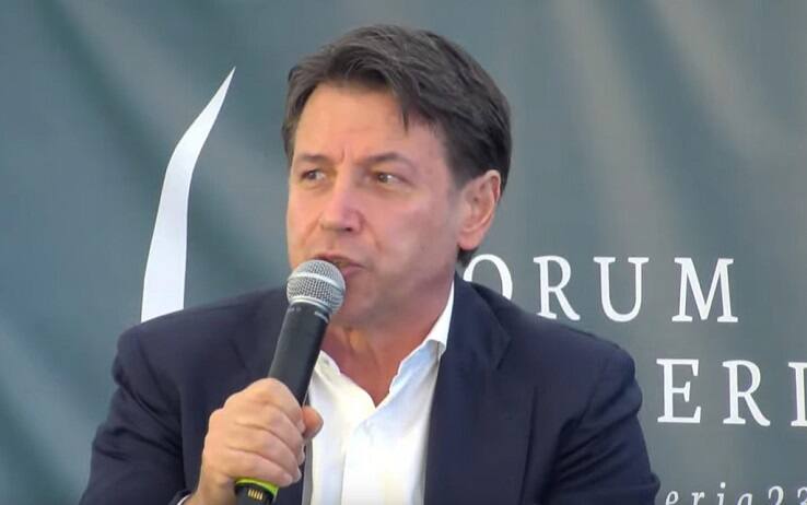 "Prendo atto che sulla guerra non ci siamo, non vedo svolte" da parte del Pd. Così il presidente del M5s, Giuseppe Conte, parlando dei rapporti con il Pd di Elly Schlein, intervistato da Bruno Vespa al 'Forum in masseria' in corso a Manduria. E ha aggiunto: "Sulla guerra vedo che ci sono ancora dissonanze come anche sulla transizione ecologica".
FERMO IMMAGINE VIDEO YOUTUBE
+++ ATTENZIONE LA FOTO NON PUO' ESSERE PUBBLICATA O RIPRODOTTA SENZA L'AUTORIZZAZIONE DELLA FONTE DI ORIGINE CUI SI RINVIA+++ NPK +++