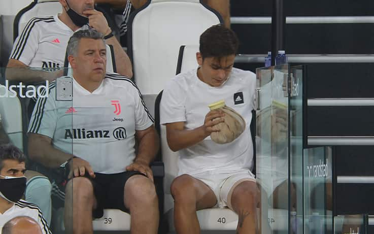 Dybala in panchina col ghiaccio