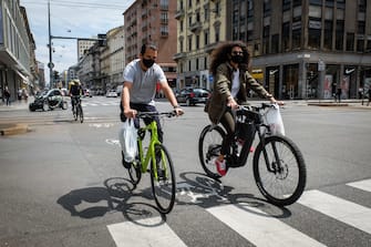 Sempre al centro delle polemiche la nuova pista ciclabile in corso Buenos Aires in tema di sicurezza e osteggiata dai commercianti