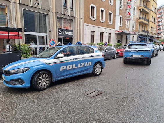 milano detenuto con permesso di lavoro accoltella collega e fugge è caccia all uomo