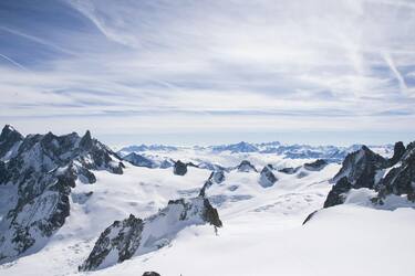 Oggi: neve sui confini alpini, cielo a tratti coperto
