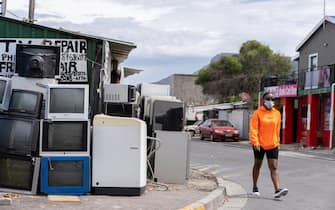 Una donna passeggia in Sudafrica