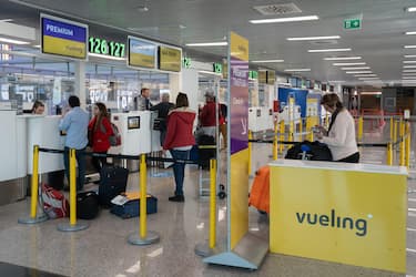 Banchi check in della compagnia Vueling all'aeroporto di Fiumicino. ANSA/TELENEWS
