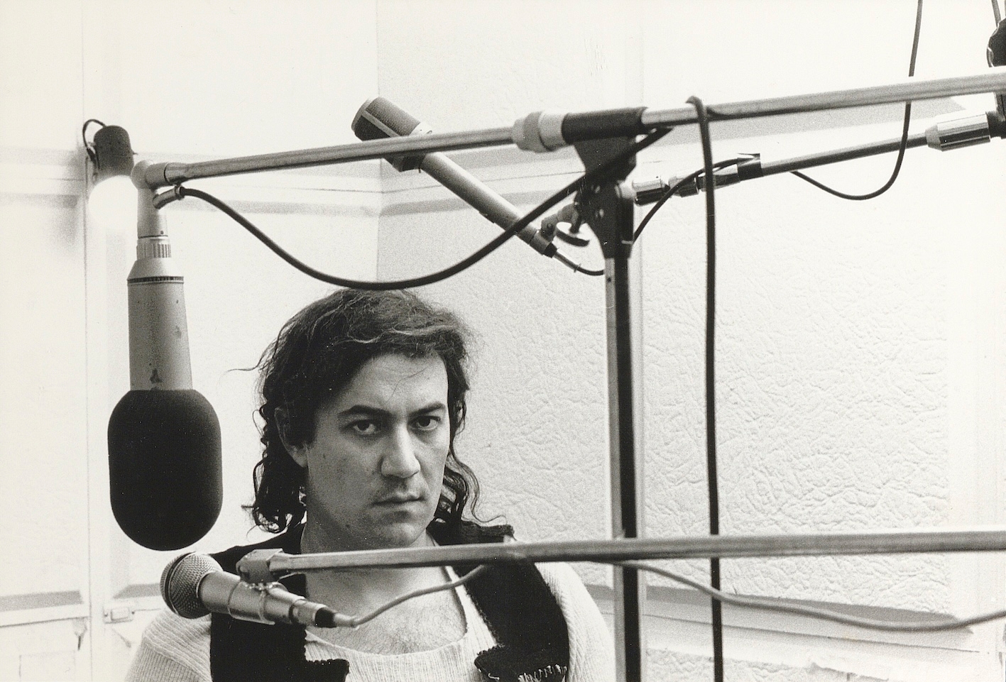 Demetrio_Stratos_durante_la_registrazione_in_solo_dal_titolo_Metrodora_edita_per_la_collana_Cramps-Diverso_Milano_1976_(c)Roberto_Masotti_Lelli_e_Masotti_Archivio.jpg