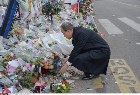 Floral offering in front of Bataclan by Ban Ki-Moon and Anne HIdalgo and after they drink a coffee at La Bonne Biere. Paris, FRANCE - -06/12/2015/HARSIN_BANKIMOONBATACLAN50/Credit:ISA HARSIN/SIPA/1512061824 (PARIS - 2015-12-06, ISA HARSIN/SIPA / IPA) p.s. la foto e' utilizzabile nel rispetto del contesto in cui e' stata scattata, e senza intento diffamatorio del decoro delle persone rappresentate