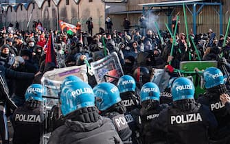 Polizia e dimostranti si fronteggiano nel corso del corteo organizzato dai centri sociali per protestare contro la presenza di operatori di Israele alla Fiera VicenzaOro a Vicenza, 20 gennaio 2024.
ANSA/EDOARDO FIORETTO