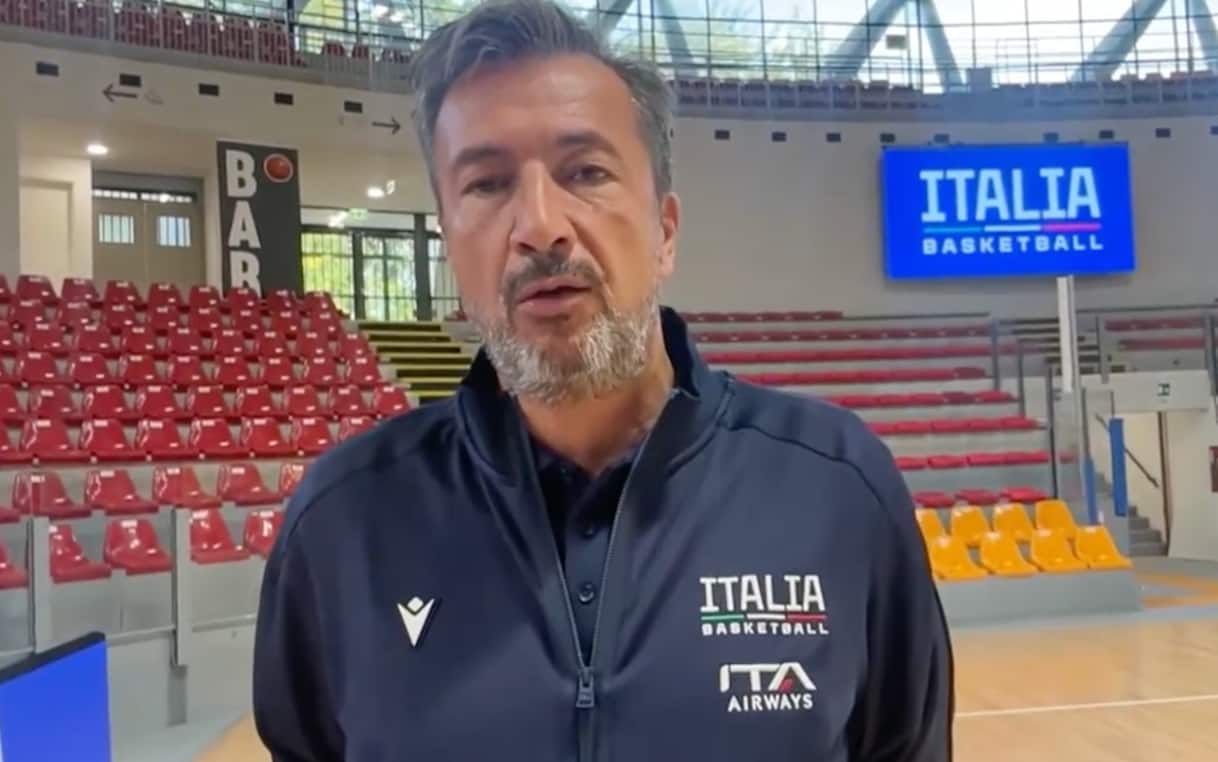 https://static.sky.it/editorialimages/2b4a255f6e89d1f10f41b6e100b028c098721328/skysport/it/basket/serie-a/video/2025/10/22/luca-banchi-italbasket-sky-sport-video-1045286/Banchi_Videoframe.jpg?im=Resize,width=1218