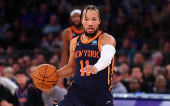 NEW YORK, NY - NOVEMBER 26: Jalen Brunson #11 of the New York Knicks dribbles the ball during the fourth quarter of the game against the Phoenix Suns at Madison Square Garden on November 26, 2023 in New York City, New York City. NOTE TO USER: User expressly acknowledges and agrees that, by downloading and or using this photograph, User is consenting to the terms and conditions of the Getty Images License Agreement. (Photo by Rich Graessle/Getty Images)