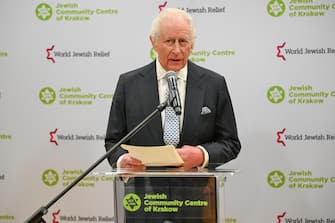epa11856589 Britain's King Charles III speaks during a visit to the Jewish Community Center in Krakow, Poland, 27 January 2025. King Charles III attends the ceremonies marking the 80th anniversary of the liberation of the former Nazi-German concentration and extermination camp KL Auschwitz-Birkenau, in Oswiecim, Poland. The biggest German Nazi death camp KL Auschwitz-Birkenau was liberated by the Soviet Red Army on 27 January 1945. The world commemorates its liberation by International Holocaust Remembrance Day annually on 27 January.  EPA/DAREK DELMANOWICZ POLAND OUT