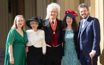 Brian May con la moglie Anita Dobson e la famiglia