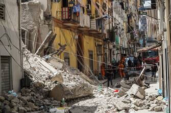 La palazzina di tre piani crollata a Torre del Greco, in provincia di Napoli, 16 luglio 2023. Sono tre, nessuna delle quali in pericolo di vita, le persone estratte vive dalle macerie della palazzina crollata a Torre del Greco e condotte in ospedale. Le condizioni più serie sono quelle di una 19enne, ricoverata con fratture in varie parti del corpo. Sono state medicate per lievi ferite anche due persone che transitavano in strada al momento del crollo, colpite da alcuni frammenti. E' questo al momento il bilancio delle operazioni di soccorso, che comunque proseguono./// The three-story building that collapsed in the province of Naples town of Torre del Greco, Italy, 16 July 2023. There are three people, none of them in danger of life, extracted alive from the rubble of the collapsed building in Torre del Greco and taken to hospital. The most serious conditions are those of a 19-year-old, hospitalized with fractures in various parts of her body. Two people who were passing on the street at the time of the collapse, hit by some fragments, were also treated for minor injuries. This is at the moment the balance sheet of the rescue operations, which are still going on. ANSA/CESARE ABBATE