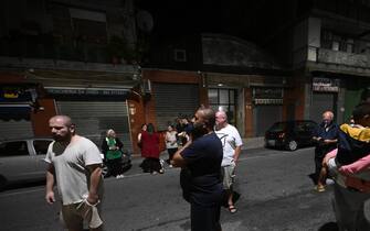 Terremoto Campi Flegrei, gente in strada e calcinacci caduti