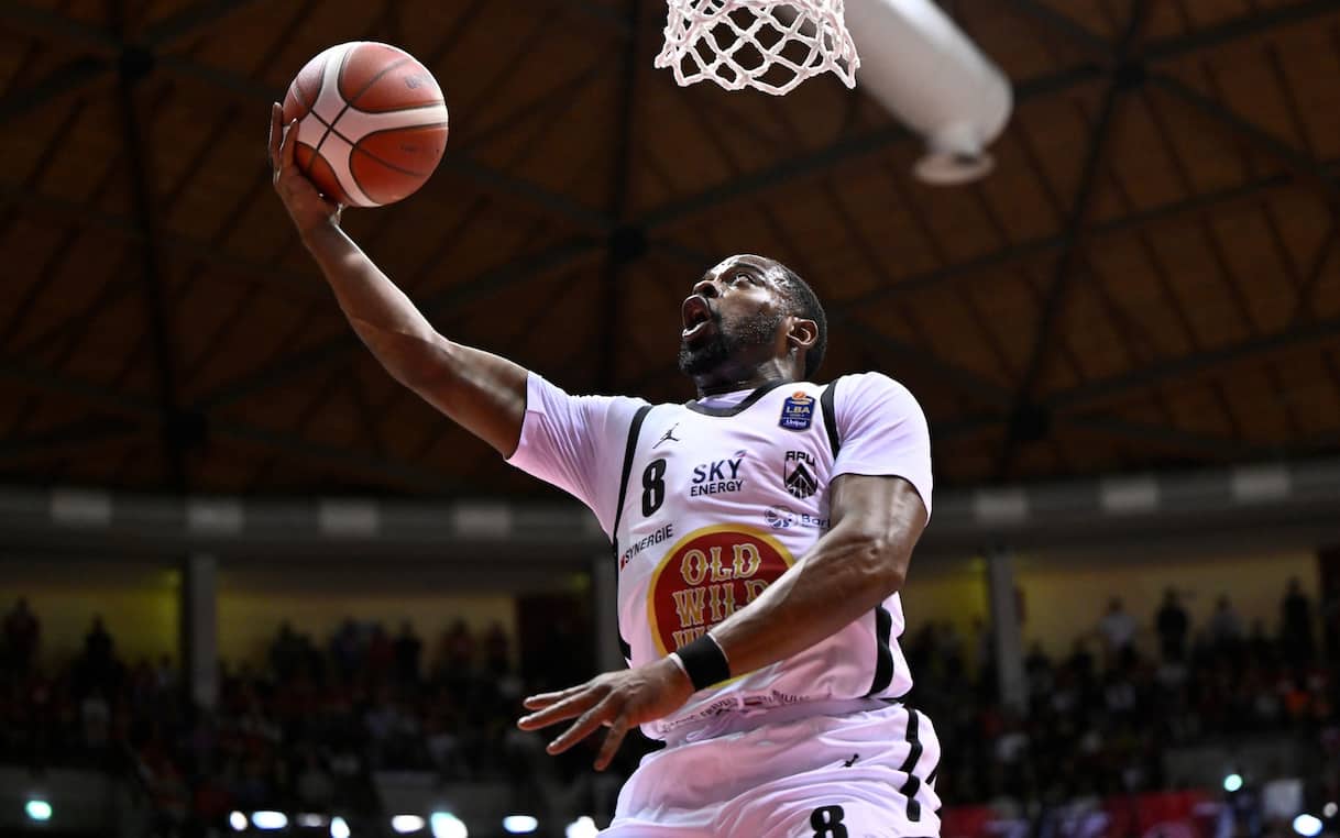 https://static.sky.it/editorialimages/2b7d484e00e8fabd40bbeab4b13738a2cf0eaeee/skysport/it/nba/2025/10/31/sassari-udine-serie-a-orari-dove-vedere/Anthony_Hickey_Ciamillo-Castoira_UDINE.jpg?im=Resize,width=1218