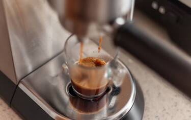 Quanta caffeina si dovrebbe assumere appena svegli?