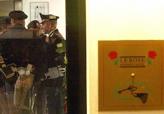 RIMINI, ITALY:  Italian police stand in the entrance of  "The Rose" hotel in Rimini early 15 February 2004, where the body of former Italian champion cyclist Marco Pantani was found dead the night before at the age of 34 in his hotel room in the chic Italian seaside resort. The cause of the Pantani's death was still unknown today. Medication was found in the fifth floor room of "The Roses" hotel but it was not immediately known if it had played any part in the death.   AFP PHOTO/Stringer  (Photo credit should read -/AFP via Getty Images)