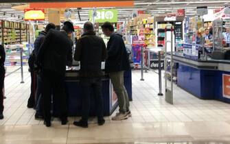 ASSAGO - Uomo accoltella cinque persone nel centro commerciale M