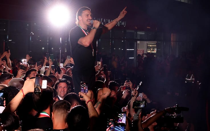 AC Milan's Zlatan Ibrahimovic celebrates with supporters the victory of the Italian Serie A Championship ( Scudetto") outside the Casa Milan headquarters in Milan, Italy, 22 May 2022.
ANSA/MATTEO BAZZI