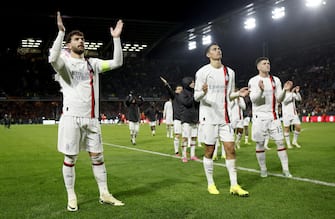 epa11173286 Theo Hernandez (L) of Milan and teammates applaud their fans at the end of the UEFA Europa League knock- out round play-offs, 2nd leg soccer match between Stade Rennes and AC Milan in Rennes, France 22 February 2024. Milan lost 2-3 but advanced 5-3 on aggregate.  EPA/YOAN VALAT
