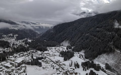 Prima neve di stagione a Falcade, sulle Dolomiti bellunesi, 20 novembre 2025.