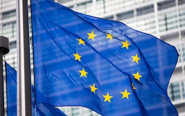 Bandiera dell'UE davanti alla facciata dell'edificio Berlaymont